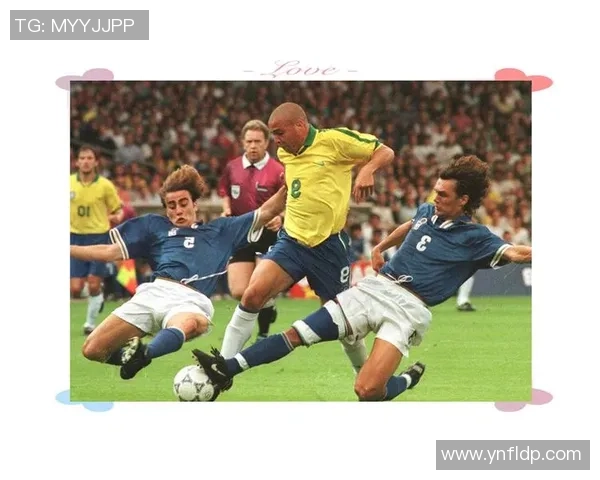 足球巨星霸气风采展示，领略球场上的英雄气概与王者之力